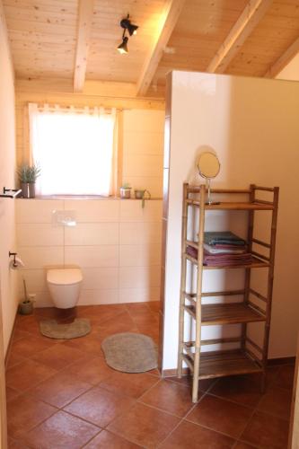 a small bathroom with a toilet and a window at Chalet Charmant-Santelmann in Bischoffingen