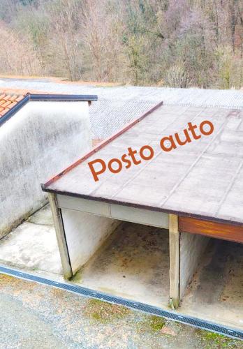 Una rampa de skate con un cartel que dice "potota en línea" en Casa Natale, en Pralungo