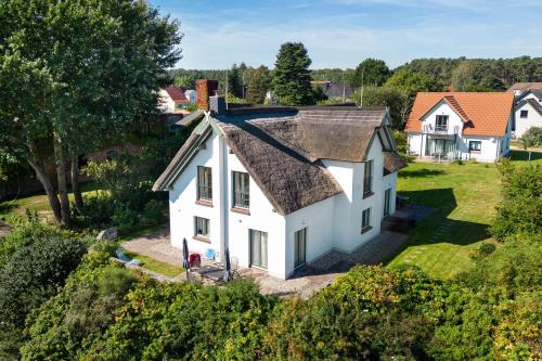 an aerial view of a white house at Reetdachhaus im Fischerdorf in Freest