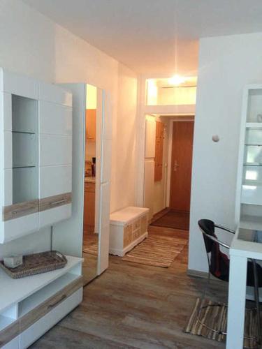 um quarto com um espelho e um quarto com um quarto em Wohnung 59 em Ostseebad Karlshagen