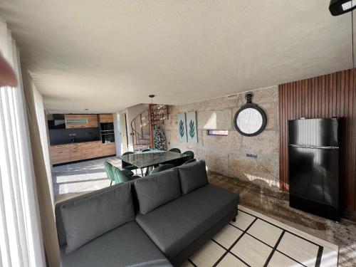 a living room with a couch and a table at Casa Da Eira 