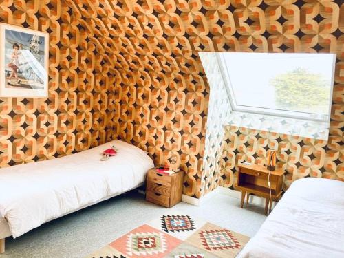 a bedroom with a wooden wall with a bed and a window at Piriac, maison familiale, accès direct plage, 12 couchages in Piriac-sur-Mer