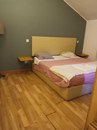 Schlafzimmer mit einem Bett und Holzboden in der Unterkunft Porto Centro Station in Porto