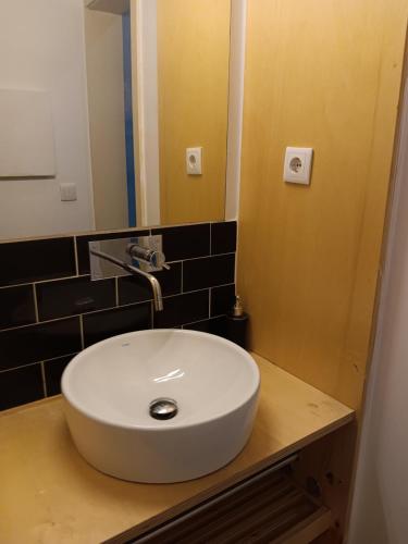 La salle de bains est pourvue d'un lavabo blanc et d'un miroir. dans l'établissement Porto Centro Station, à Porto