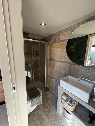 a bathroom with a sink and a mirror at Casa Da Eira in Santo Emilião
