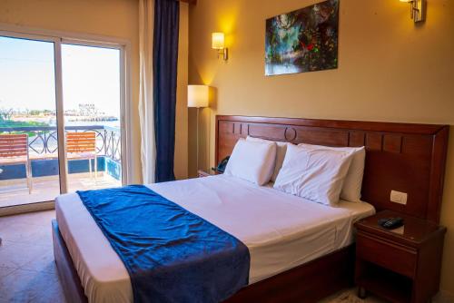 Ένα ή περισσότερα κρεβάτια σε δωμάτιο στο Blumar El Dome Hotel