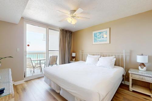 een slaapkamer met een wit bed en een balkon bij The Resorts Of Pelican Beach 1613 Destin (Condo) in Destin