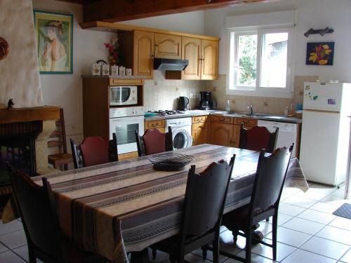 Una cocina o cocineta en Gites Le Grand Jardin