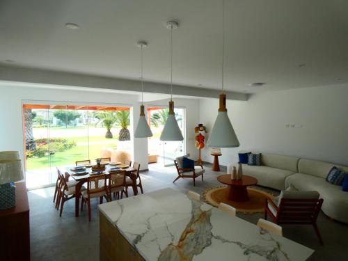 sala de estar con sofá y mesa en Casa de Playa Deluxe en Condominio Playa Coral, en Fundo Copacabana