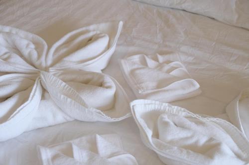 uma toalha branca com um laço numa cama em Nymph Hideout em Ko Phangan
