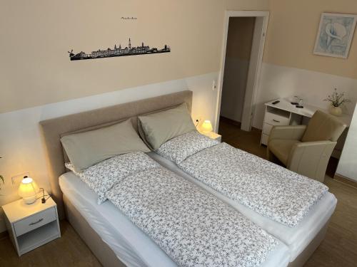 een slaapkamer met een bed en een woonkamer bij Hotel Restaurant Zumbusch in Bad Bertrich