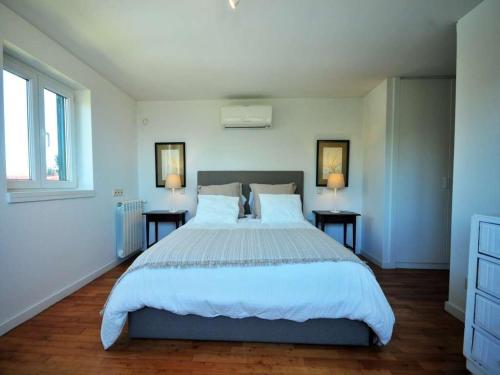 En eller flere senge i et værelse på Superb Caminha Villa - 5 Bedrooms - Villa Davidouro - Spectacular Sea and Beach Views