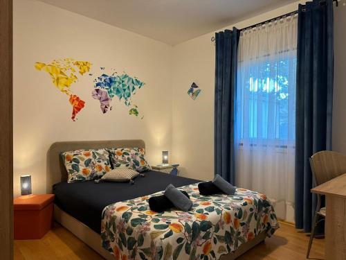 1 dormitorio con 1 cama con un mapa del mundo en la pared en Holiday Home Mirela, en Šišan