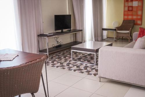 sala de estar con sofá y TV en Apartamento em ótima localização, en Salvador