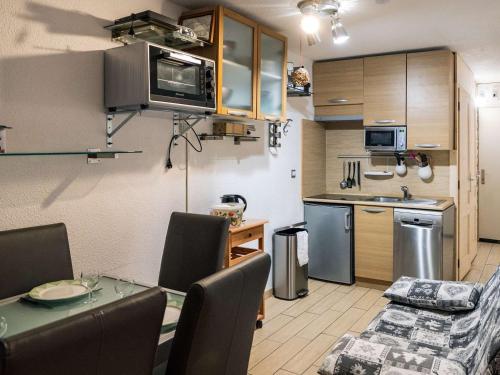 une petite cuisine avec une table et une salle à manger dans l'établissement Appartement moderne à Val Thorens - 4 pers, 3 Flocons Argent, balcon nord, skis aux pieds - FR-1-637-36, à Val Thorens