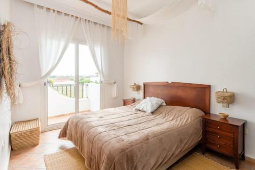 Tempat tidur dalam kamar di Sea view Eco Beach House Tamaris