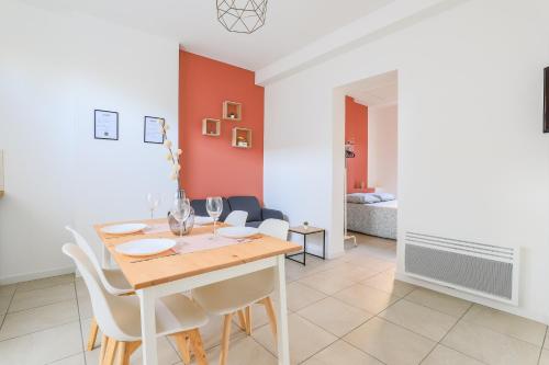 a dining room with a table and chairs at Appartement Élégant Arrière Gare in Arras