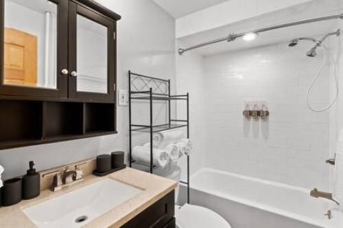 貝永的住宿－Cozy Urban Escape I Near NYC，浴室配有卫生间、盥洗盆和淋浴。
