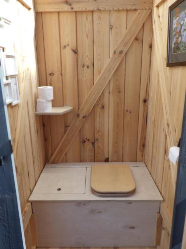 Bilik mandi di Schäferwagen im Auszeithof Niederfrohna