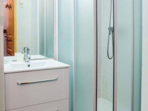 une salle de bain avec un lavabo et une douche dans l'établissement Appartement cosy 4 pers. à Valloire, proche centre & pistes, balcon, parking, casier à skis - FR-1-263-529, à Valloire