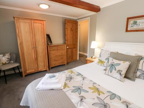 RichmondにあるBraesideのベッドルーム1室(大型ベッド1台、木製キャビネット付)