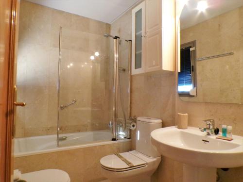 a bathroom with a shower and a toilet and a sink at Apartamento turístico en Gemelos 20, planta 14 in Benidorm