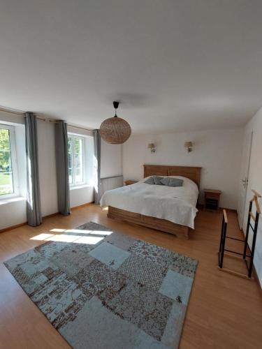une chambre avec un lit et un tapis dans l'établissement Charmante maison de campagne, à Saint-Maurice-sous-les-Côtes