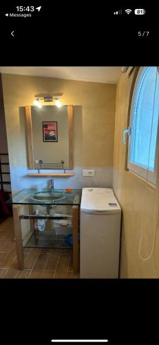une salle de bain avec un lavabo et un miroir dans l'établissement Studio 28 m2 minimum 3 nuits, à Marseille