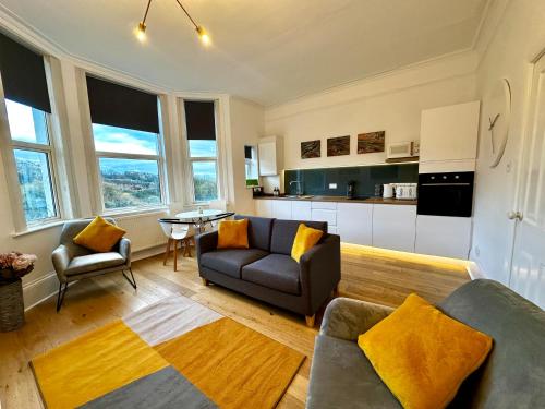 a living room with a couch and a table at The Look-out! Park Hills Beach in Hastings