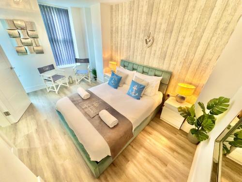 Lova arba lovos apgyvendinimo įstaigoje Coastal Vibes - Stunning Bournemouth Apartment with King Size Bed and Free Parking - Central Location and Close to Beach