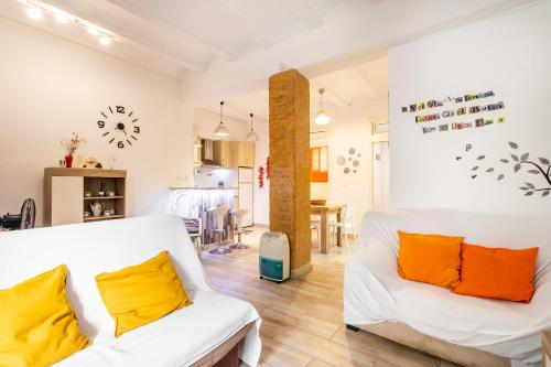 バレンシアにあるAPARTAMENTO DE ENSUEÑOのリビングルーム(白いソファ、黄色い枕付)