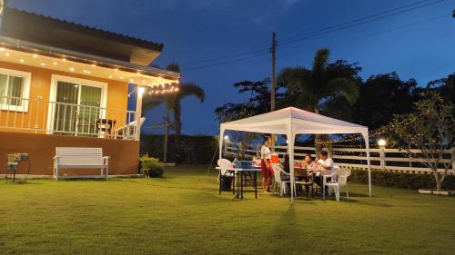 Patio nebo venkovní prostory v ubytování บ้านไร่โฮมเทล ณ ปากช่อง