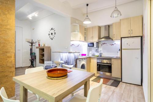 una cocina con una mesa con un tazón. en APARTAMENTO DE ENSUEÑO, en Valencia