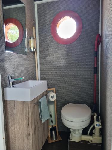 a small bathroom with a sink and a toilet at Floss Priepert 1 in Priepert