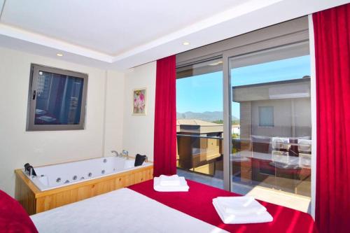 - une chambre avec une baignoire et une grande fenêtre dans l'établissement Villa Talia / Kaş, à Kaş