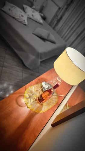 un tavolo con una lampada e una piastra di vetro sopra di Palma Guesthouse a Rab