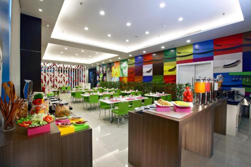 ห้องอาหารหรือที่รับประทานอาหารของ favehotel Zainul Arifin