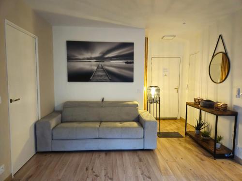 Le splend'id disneyland في شيسي: غرفة معيشة مع أريكة وطاولة