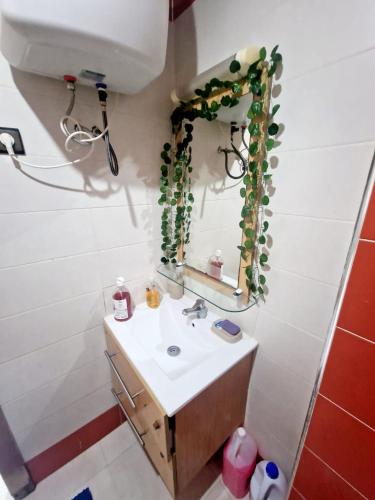 y baño con lavabo y espejo. en Holikeys - Rabat - 1 Ch - Agdal 006 en Rabat