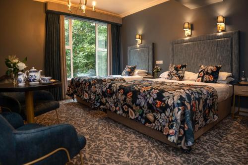 Voodi või voodid majutusasutuse Falls Hotel & Spa toas