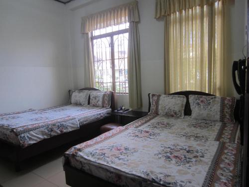 A bed or beds in a room at Nhà Nghỉ Du Lịch Nguyên Vũ