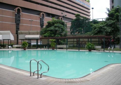 una grande piscina di fronte a un edificio di EMPRESS SIGNATURE a Kuala Lumpur