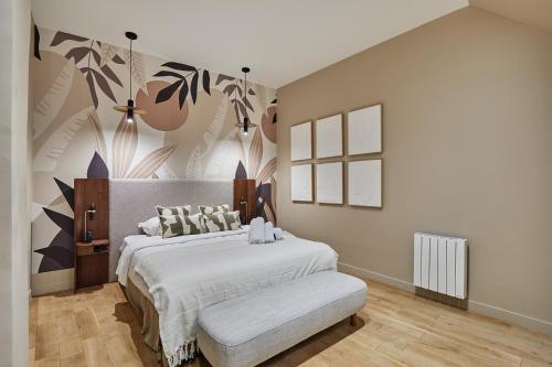 une chambre avec un grand lit blanc dans une pièce dans l'établissement Résidence Le Marais by Studio prestige, à Paris