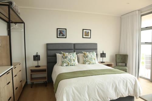 A bed or beds in a room at Dandelion Lodge at Pinnacle Point Golf estate