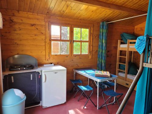 Kuchyňa alebo kuchynka v ubytovaní Camping les 2 salamandres