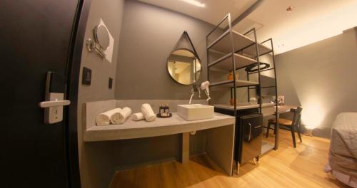 La salle de bains est pourvue d'un lavabo et d'un miroir. dans l'établissement Nord One, à João Pessoa