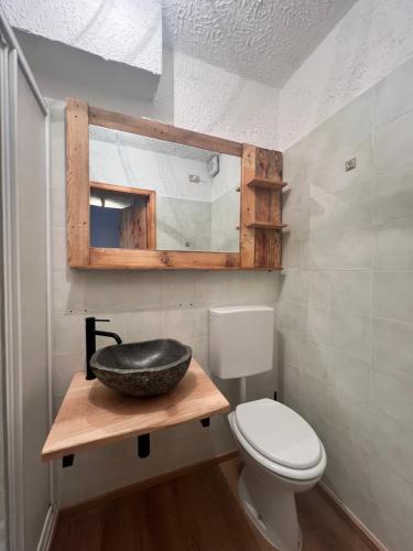 ein Bad mit einem Waschbecken und einem WC in der Unterkunft Home Sauze d Oulx in Sauze d'Oulx