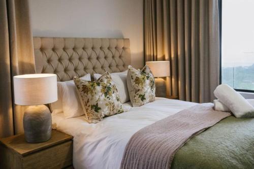 Postel nebo postele na pokoji v ubytování 180° Luxury Ocean Suites - #201