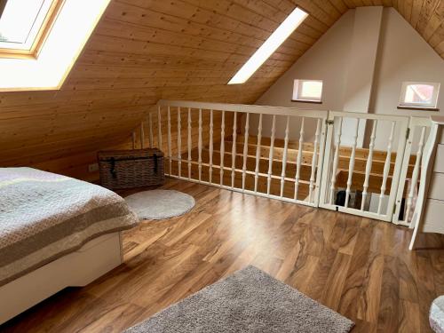 een slaapkamer op zolder met een bed en een houten plafond bij Haus Deichkind in Krummhörn
