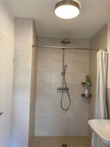 ein Bad mit Dusche und Duschvorhang in der Unterkunft Ruheoase unweit von Berlin in Königs Wusterhausen